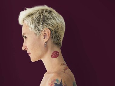 Dövmeli kadın çıplak omuz ile