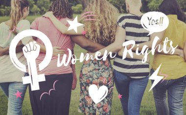 Beş kadın Parkı önünde kucaklayan