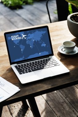 ahşap masa üstünde açılan laptop