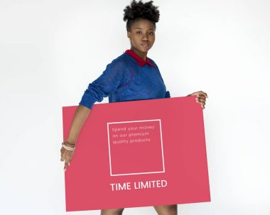 Afrikalı-Amerikalı kadın holding afiş