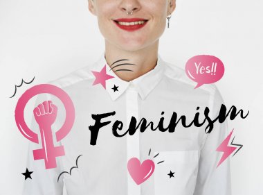 Beyaz gömlekli genç kadın