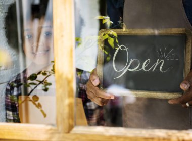 Afrikalı kız babası dükkanda yardım