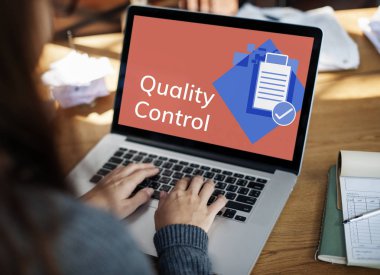 Masada dizüstü bilgisayar kullanan kadın