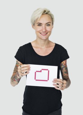 Dövmeli kişi holding kartı.