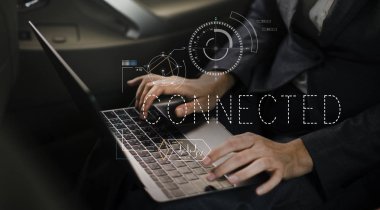 tipik dizüstü klavye üzerinde işadamı