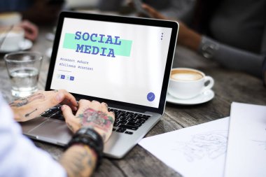 Eller dizüstü bilgisayarda çalışıyor