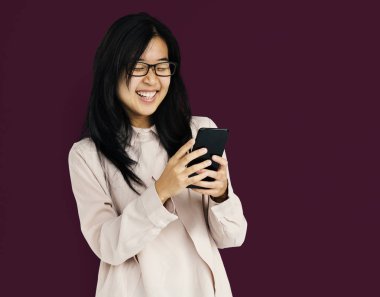 Genç Asyalı kız Smartphone kullanarak