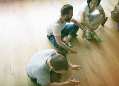 katta oturan insanlar