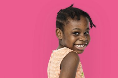 küçük kız gülümseyerek