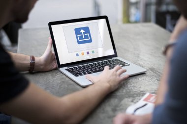 adam gösteren dizüstü bilgisayar monitörü