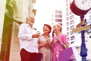 üst düzey insanlar şehirde sokak konuşuyor