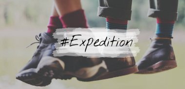 iki çift ayakkabı ayaklarda asılı