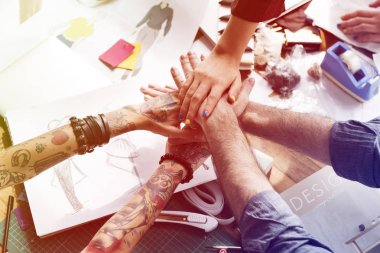 insanlar el ele tutusun kısmi görünümünü