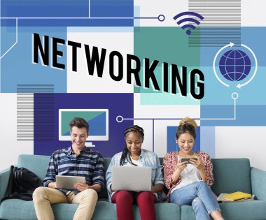 Arkadaşlar dijital cihazlar kullanarak 