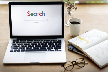 ahşap masa üstünde açılan laptop