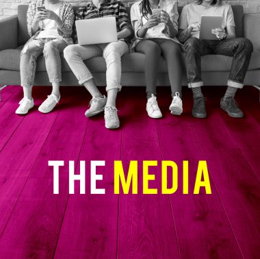 dijital cihazlar ile kanepede oturan öğrenciler