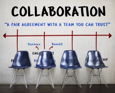 Duvar tarafından boş sandalyeler