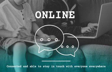 kız ve erkek kardeş dijital cihazlar kullanarak