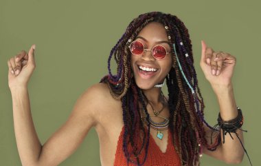 Kadın gülümsüyor ve stüdyoda dans