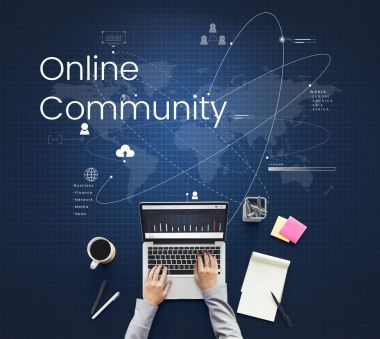 Laptop klavyesinde yazan kişi