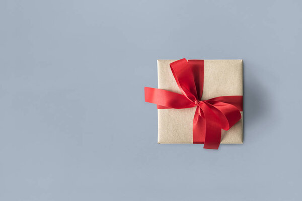 Завернутый в подарок красной лентой

