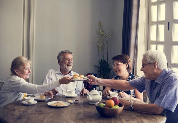 Senior mensen die theepauze — Stockfoto