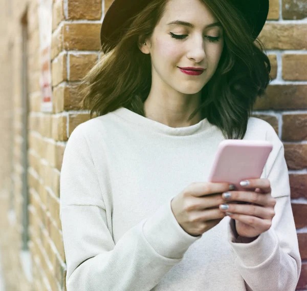 Akıllı telefon kullanan kadın — Stok fotoğraf