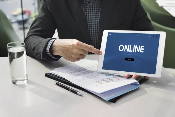 De wijzende vinger zakenman op digitale tablet — Stockfoto