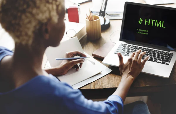 Femme d'affaires avec ordinateur portable au bureau — Photo