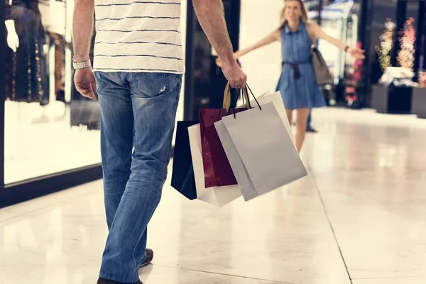 Couple faisant du shopping ensemble — Photo