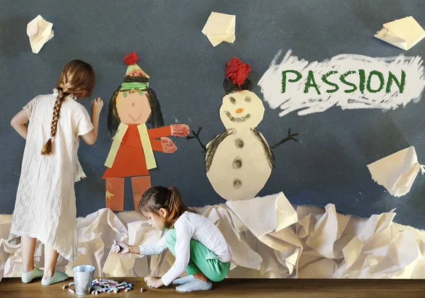 Маленькі дівчата малюють на стіні — стокове фото