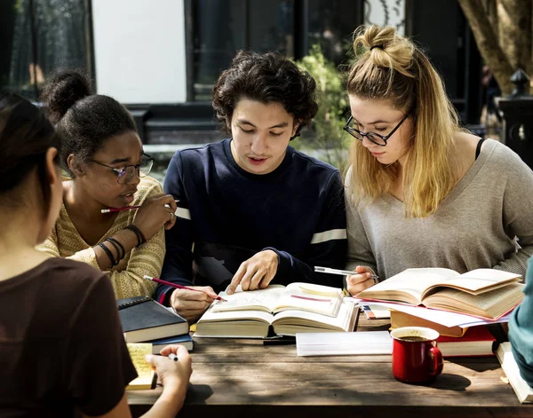 Diversidade estudantes estudando — Fotografia de Stock