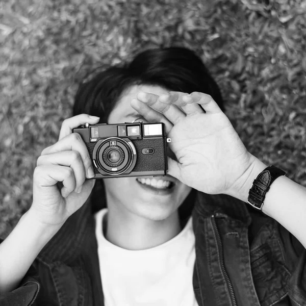 Asiatische junge taking Foto mit Kamera — Stockfoto