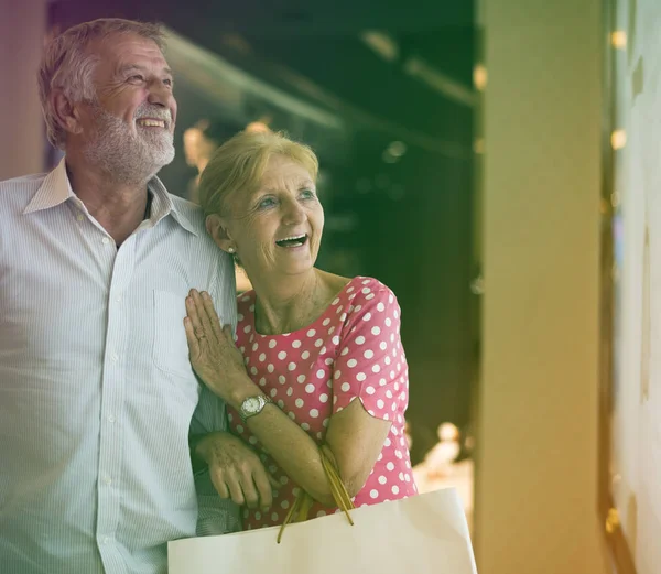 Cuplu de bătrâni la cumpărături împreună — Fotografie, imagine de stoc