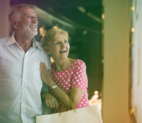 Casal sênior compras juntos — Fotografia de Stock