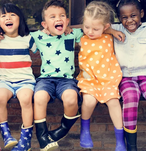 Jardín de infantes niños amigos — Foto de Stock