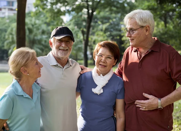 Senior mensen samen oefenen — Stockfoto