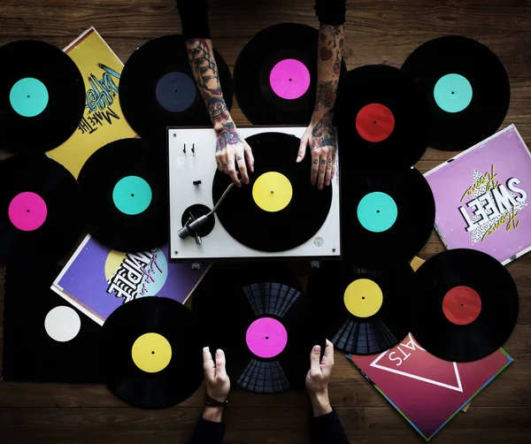 Händer som håller vinylskivor — Stockfoto