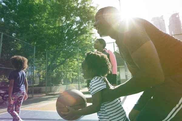 Pai jogando basquete com a filha — Fotografia de Stock
