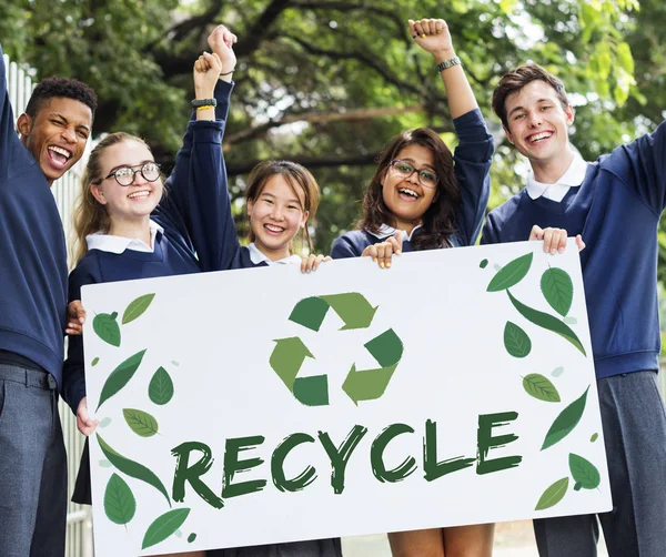 Studenti che tengono banner — Foto Stock