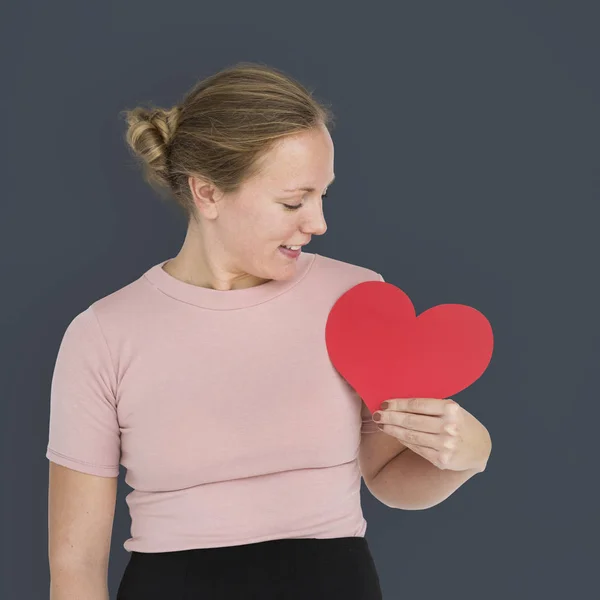 Kvinna som tittar på papper hjärta — Stockfoto