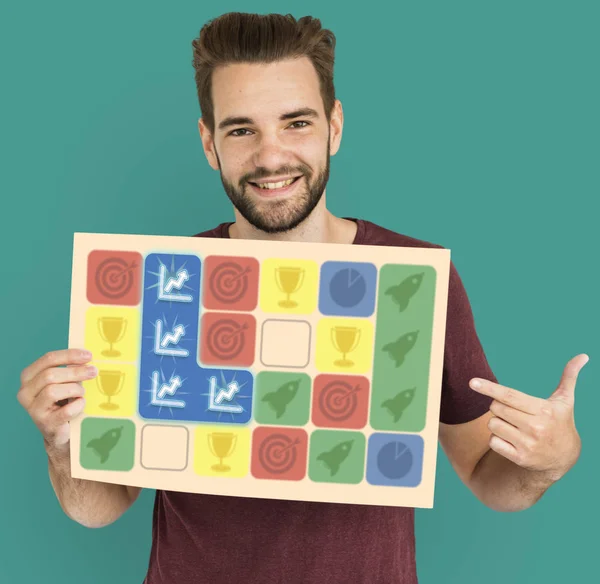 Uomo con la barba tiene cartello — Foto Stock