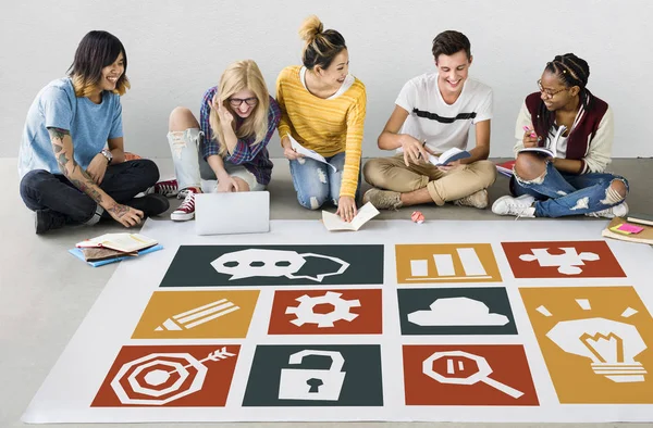 Estudiantes trabajando juntos en el proyecto — Foto de Stock