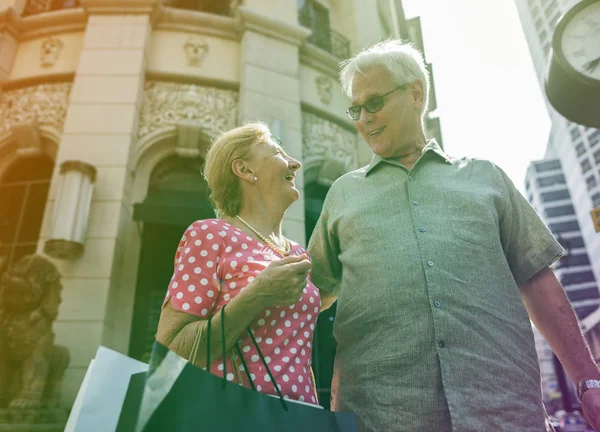 Casal sênior compras juntos — Fotografia de Stock