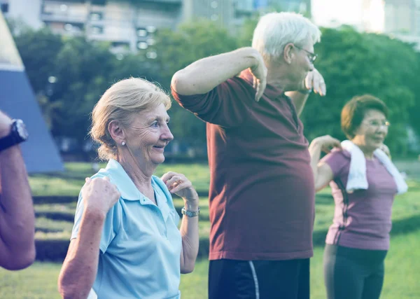 Senior mensen samen oefenen — Stockfoto