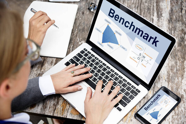 Деловые люди с ноутбуком