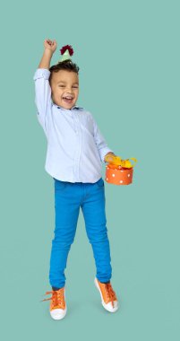 Parti şapkası olan küçük çocuk 