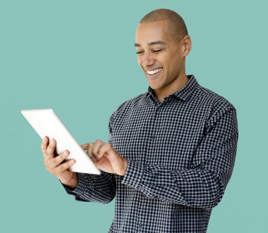 Dijital tablet kullanan adam