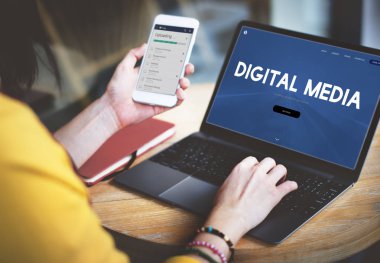 Bilgisayarı ve telefonu olan kadın.