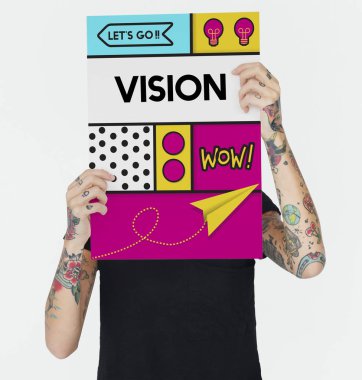 Dövmeli afişini tutan kadın